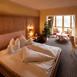 Отель Traditionshotel Schwarzer Adler 4*