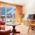 Отель Traditionshotel Schwarzer Adler 4*