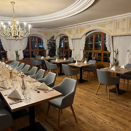 Szálloda Traditionshotel Schwarzer Adler 4*