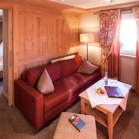 Traditionshotel Schwarzer Adler 4*