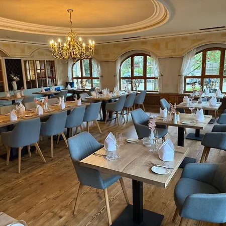 Отель Traditionshotel Schwarzer Adler 4*