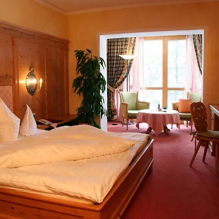 Hotel Traditionshotel Schwarzer Adler 4*
