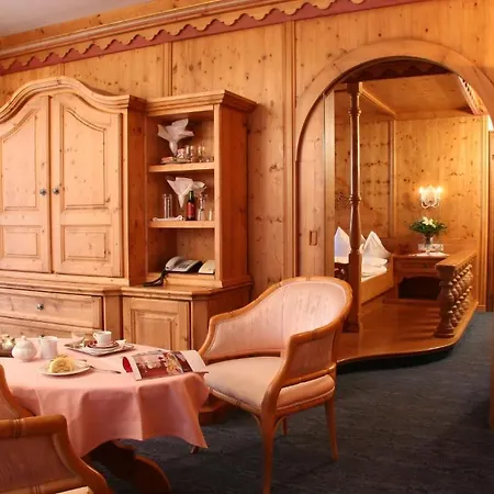 Traditionshotel Schwarzer Adler 4*
