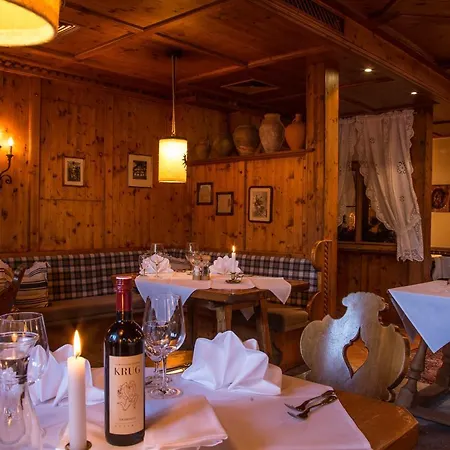 Traditionshotel Schwarzer Adler 4*