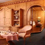 Traditionshotel Schwarzer Adler 4*