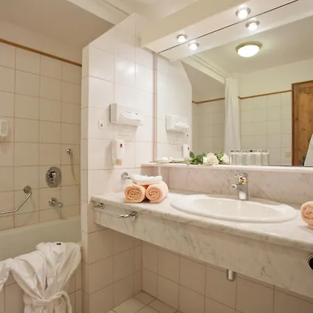 מלון Traditionshotel Schwarzer Adler טאנהיים