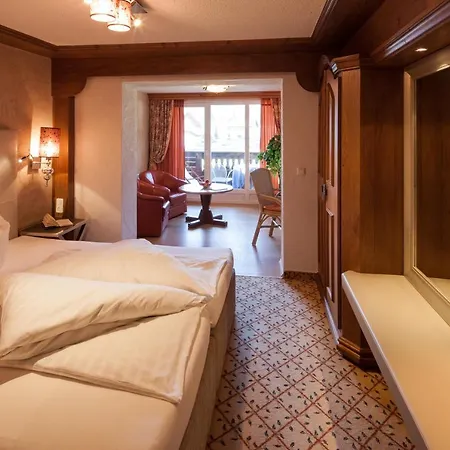 מלון Traditionshotel Schwarzer Adler 4*
